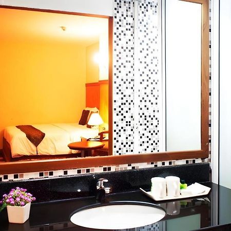 סקון נקהון Nh Elegant Hotel מראה חיצוני תמונה