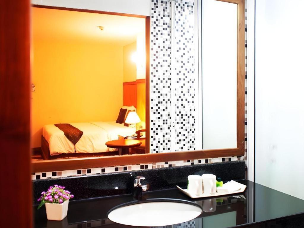 סקון נקהון Nh Elegant Hotel מראה חיצוני תמונה